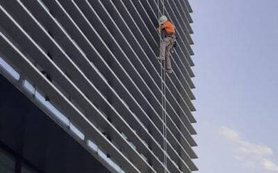 Trabajos en altura con alpinistras profesionales.