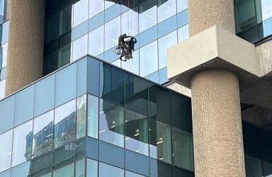 Técnicas de un Alpinista para Trabajar en Fachadas de Edificios